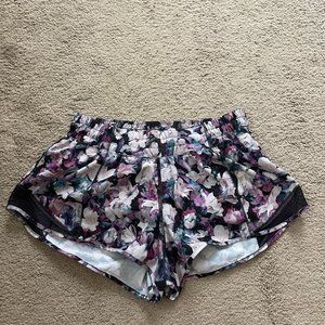 Lululemon Midrise Hotty Hot Shorts 2.5" Size 8 Utopia Floral Purple